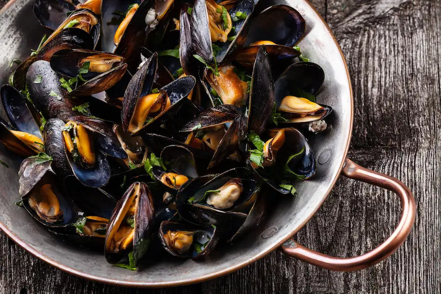 cozze alla marinara, frutti di mari freschi